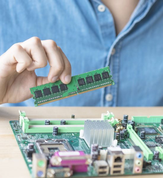 es-la-persona-que-repara-los-equipos-de-hardware Ampliación memoria RAM