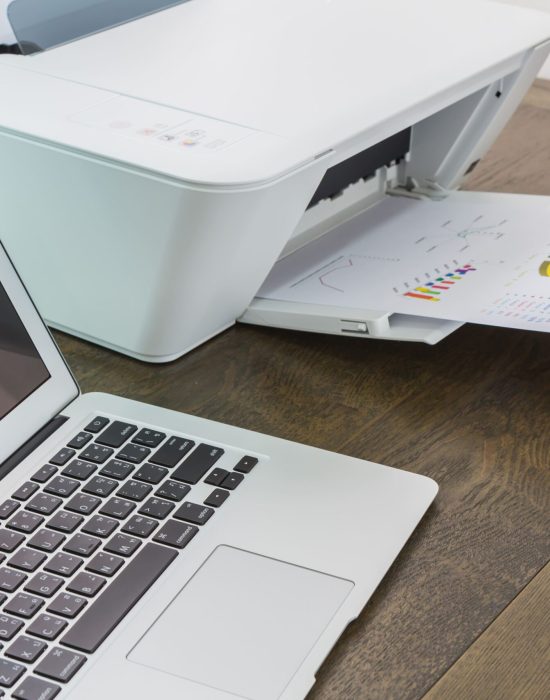 laptop-wooden-table-with-printer Consumibles de Impresoras en Torrent