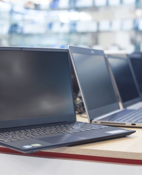 laptops-table-electronics-store Comprar Ordenador Portátil en Torrent
