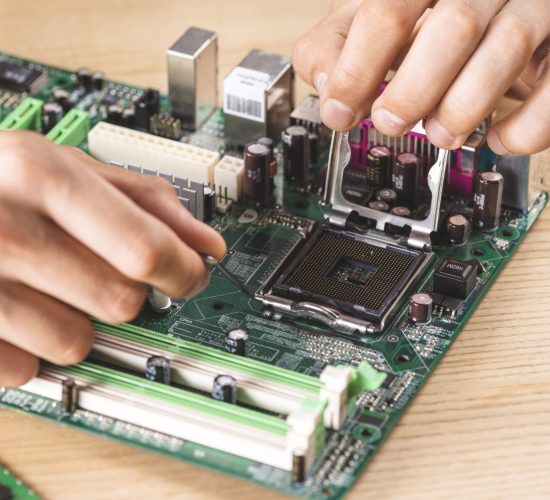 primer-del-tecnico-de-sexo-masculino-que-repara-el-zocalo-de-la-cpu-en-la-tabla-de-madera-scaled.jpg primer-del-tecnico-de-sexo-masculino-que-repara-el-zocalo-de-la-cpu-en-la-tabla-de-madera-scaled.jpg
