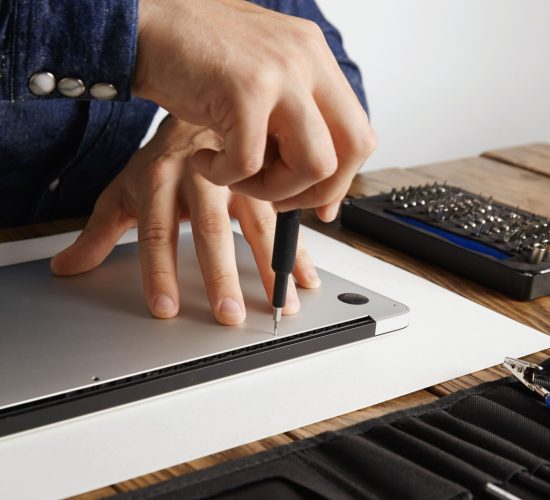 profesional-desenroscando-con-precision-la-carcasa-de-la-computadora-portatil-delgada-metalica-en-su-laboratorio-de-servicio-electrico-cerca-de-la-bolsa-de-herramientas-para-limpiarla-y-repararla profesional-desenroscando-con-precision-la-carcasa-de-la-computadora-portatil-delgada-metalica-en-su-laboratorio-de-servicio-electrico-cerca-de-la-bolsa-de-herramientas-para-limpiarla-y-repararla